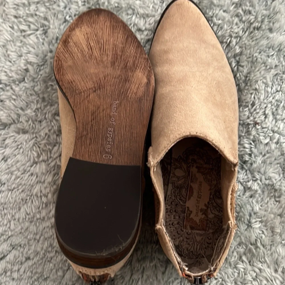 Tan suede booties by Band of Gypsies, size 6 - Picture 3 of 4
